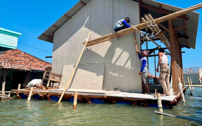 Pembangunan rumah apung tahap pertama bagi warga terdampak rob di Sayung Demak/Foto: Diskominfo Jateng